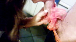 18enne riceve per regalo un grosso cazzo da succhiare