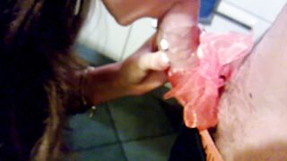 18enne riceve per regalo un grosso cazzo da succhiare