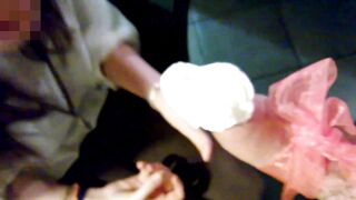 18enne riceve per regalo un grosso cazzo da succhiare