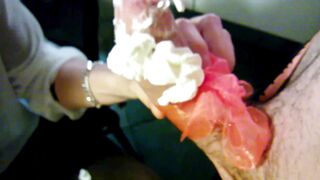 18enne riceve per regalo un grosso cazzo da succhiare