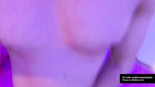 La commessa di un negozio di abbigliamento svuota il cazzo del fortunato maiale