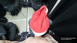 La commessa di un negozio di abbigliamento svuota il cazzo del fortunato maiale