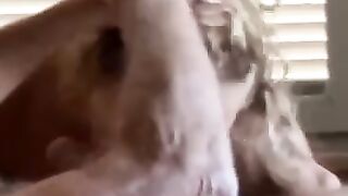 Milf porca fa un pompino