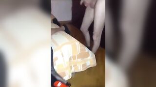 Cuckold brutale: moglie italiana sbattuta da due maschi sotto gli occhi del marito