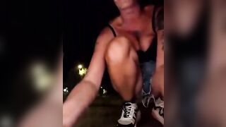 Milf si sega la figa davanti ai bancomat della banca