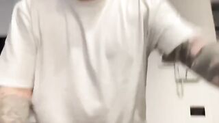 Fidanzata martellata dal suo maschio che le vernicia le tette