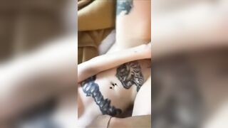 Biondina doppia inchiappettata dai suoi due amici latini