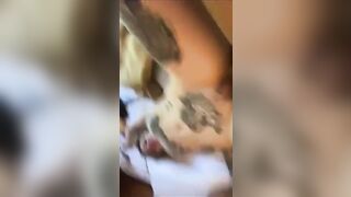 Biondina doppia inchiappettata dai suoi due amici latini