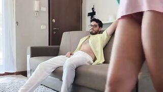 Anteprima del video: Sorellastra adottiva: la scopa sul divano mentre finge di fare le pulizie