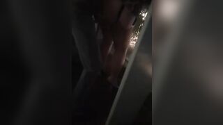 Scopata italiana notturna sul balcone del centro commerciale