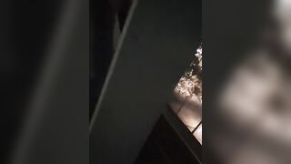 Scopata italiana notturna sul balcone del centro commerciale