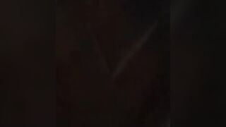 Scopata italiana notturna sul balcone del centro commerciale