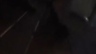 Scopata italiana notturna sul balcone del centro commerciale