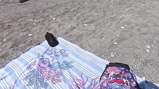 Sesso in spiaggia: li vedono, ma loro continuano a fottere