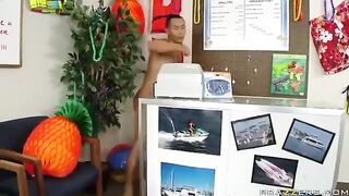 Sesso selvaggio in barca tra onde e gemiti