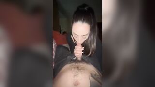 Bella morettina fidanzata: succhia il cazzo al suo ragazzo come una pro