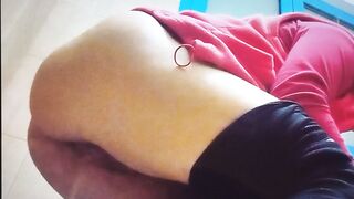 Spiata mentre piscia in bagno pubblico