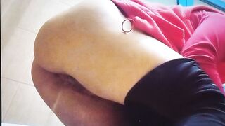 Spiata mentre piscia in bagno pubblico