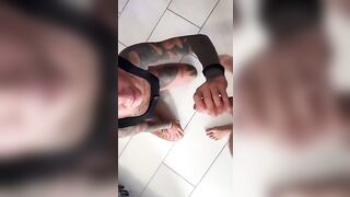 Anteprima del video: La mia fidanzata tatuata succhia e ingoia
