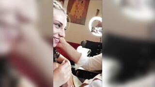 Pompino gola profonda bionda tatuata