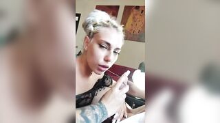 Pompino gola profonda bionda tatuata