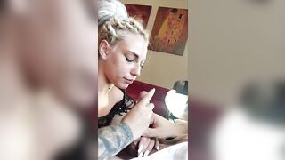 Pompino gola profonda bionda tatuata