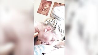 Pompino gola profonda bionda tatuata