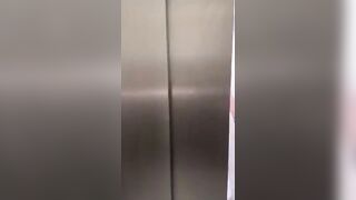 Anteprima del video: Ci siamo chiusi in ascensore e non siamo riusciti a fermarci