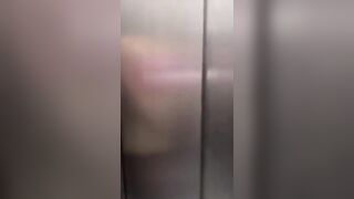 Ci siamo chiusi in ascensore e non siamo riusciti a fermarci