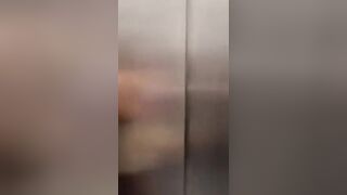 Ci siamo chiusi in ascensore e non siamo riusciti a fermarci