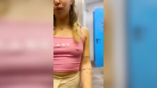 Ci siamo chiusi in ascensore e non siamo riusciti a fermarci