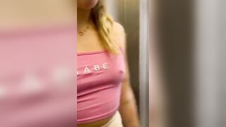 Ci siamo chiusi in ascensore e non siamo riusciti a fermarci