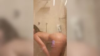 18enne calippara nuda sotto la doccia calda