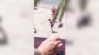 Tettone e culone di mia moglie in ferie… non riuscivo a smettere di guardare