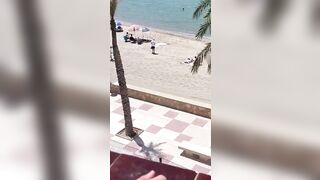 Tettone e culone di mia moglie in ferie… non riuscivo a smettere di guardare