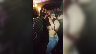 Anteprima del video: In discoteca si è tolta il reggiseno senza dire niente