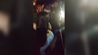 In discoteca si è tolta il reggiseno senza dire niente