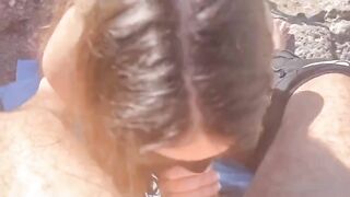 Cutie S4ra sugli scogli succhia mentre qualcuno guarda