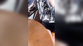 Mia mogliettina senza mutandine al bar mi ha fatto segno