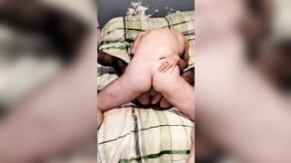 MOGLIE FILIPPINA SBATTUTA MENTRE IL MARITO GUARDA