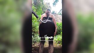 Il padrone porta Vanille al guinzaglio a fare squat nel bosco