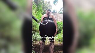 Anteprima del video: Il padrone porta Vanille al guinzaglio a fare squat nel bosco