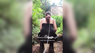 Il padrone porta Vanille al guinzaglio a fare squat nel bosco