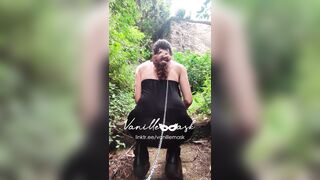 Il padrone porta Vanille al guinzaglio a fare squat nel bosco