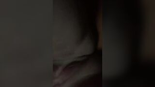 Troia si masturba per il bull