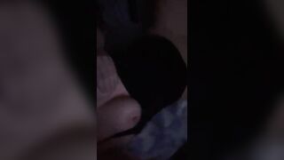 Troia si masturba per il bull