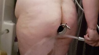 Ecco come Monia si lava il retto, prima di distruggersi il culo (il marito è ignaro)