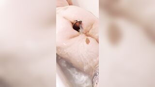 Anteprima del video: Monia 1990 si rilassa nella vasca da bagno col dilatatore al culo