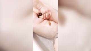 Monia 1990 si rilassa nella vasca da bagno col dilatatore al culo