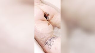 Monia 1990 si rilassa nella vasca da bagno col dilatatore al culo